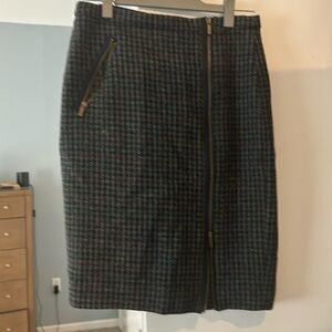 Jcrew 100% wool houndstool skirt. Excellent condition!!